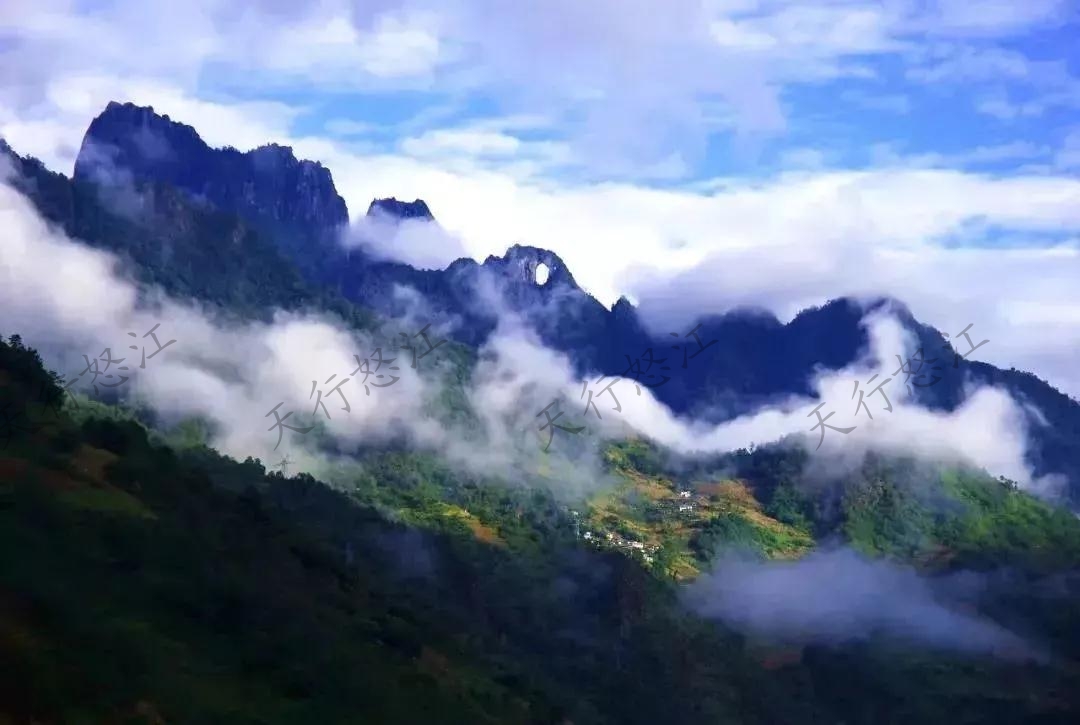 “怒江美麗公路”領(lǐng)略絕美風(fēng)景 “車(chē)在路上走，人在畫(huà)里行”